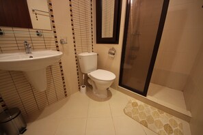 Family Studio | Bathroom | Shower, towels, soap