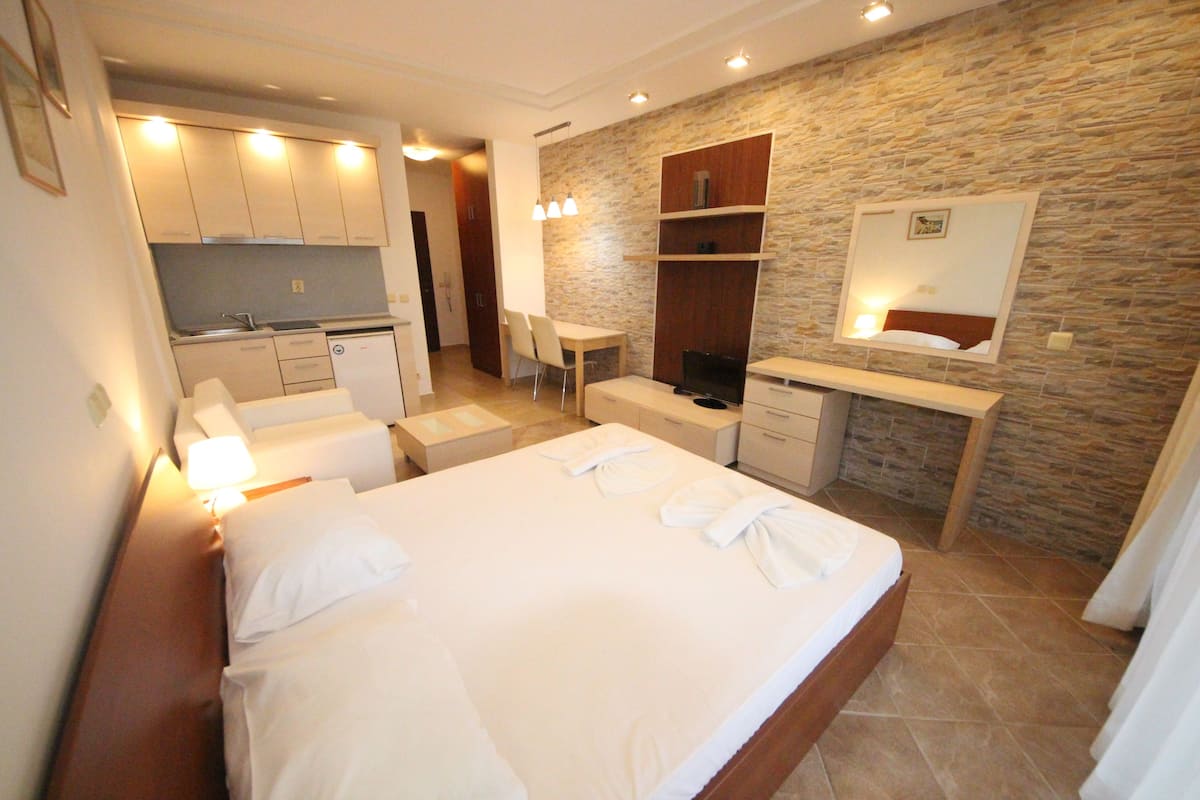 Deluxe Studio, Pool View | 1 bedroom, WiFi, bed sheets