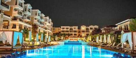 2 piscines extérieures, chaises longues