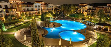 2 piscines extérieures, chaises longues