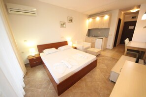 Deluxe Studio, Pool View | Private kitchenette
