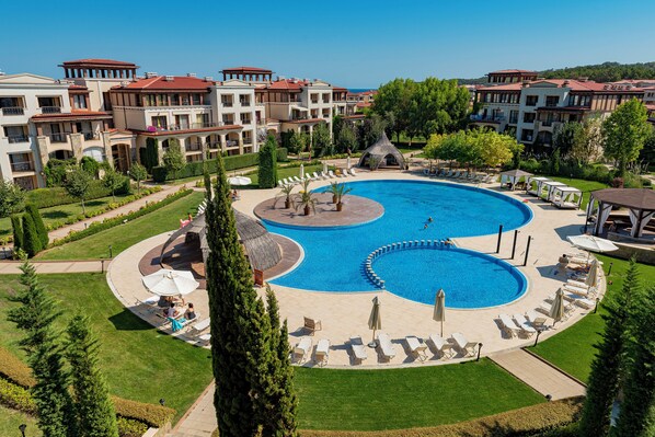 2 outdoor pools, sun loungers