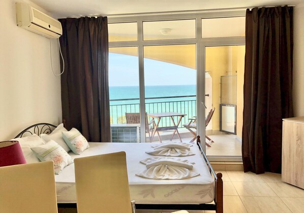 Deluxe Studio, Sea View | WiFi, bed sheets