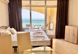 Deluxe Studio, Sea View | 1 bedroom, WiFi, bed sheets