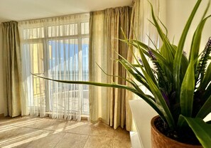 Deluxe Apartment, Sea View | Living room | 30-cm flat-screen TV with cable channels - Menada Grand Resort Apartments (Pomorie)
