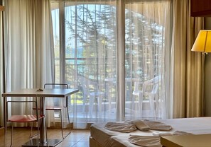 Elite Studio, Pool View | WiFi, bed sheets