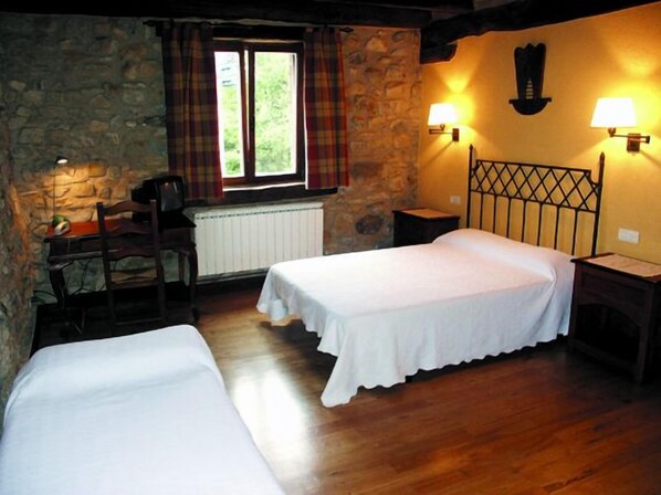 Desk, laptop workspace, free cribs/infant beds, rollaway beds