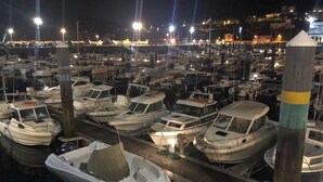 A marina at night with numerous boats docked in rows, illuminated by artificial lighting. - Aristieta (Ajangiz)