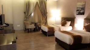 Royal Golden Marina Suite (Royal Suite) | Living room | 40-inch LED TV with satellite channels, TV - Hotel & Resort Golden Marina Yanbu  فندق ومنتجع جولدن مارينا ينبع إدارة وتشغيل شركة منتجع المرسى الذهبي (Yanbu)