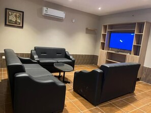 Chalet, 3 bedrooms VIP | Living area | 40-inch LED TV with satellite channels, TV - Hotel & Resort Golden Marina Yanbu  فندق ومنتجع جولدن مارينا ينبع إدارة وتشغيل شركة منتجع المرسى الذهبي (Yanbu)