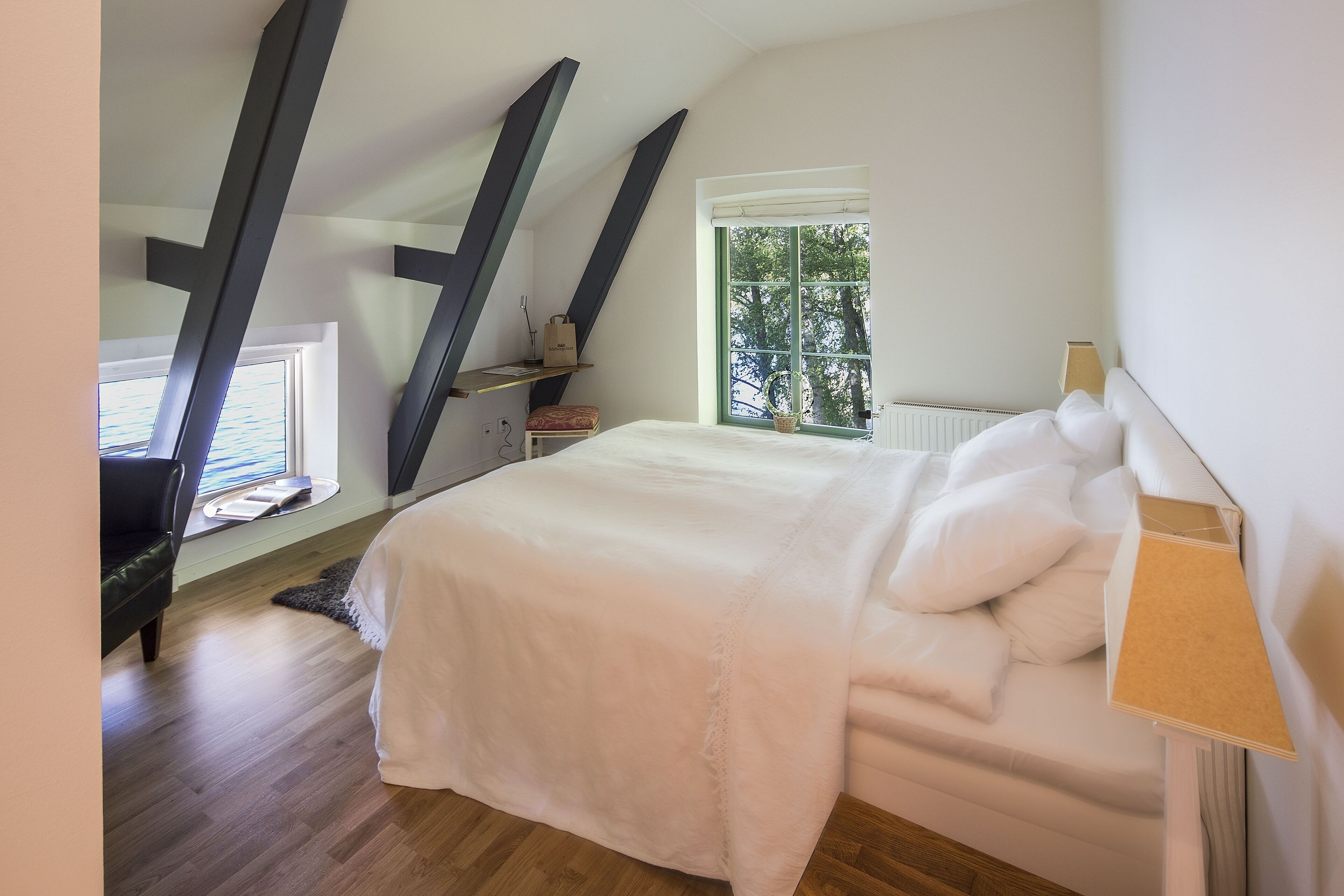 Tabla de planchar con plancha, wifi gratis y ropa de cama 