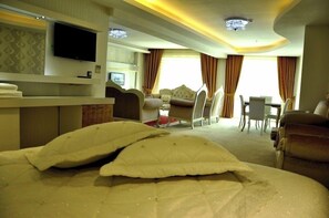 デラックス スイート 1 ベッドルーム 禁煙 シティビュー | 低刺激性寝具、ミニバーのアイテム (無料)、セーフティボックス (室内)、デスク