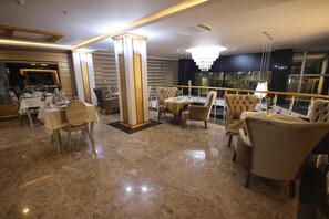 朝食、ランチ、ディナーに営業 (トルコ料理)