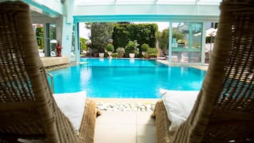 Piscina coperta, piscina all'aperto, lettini