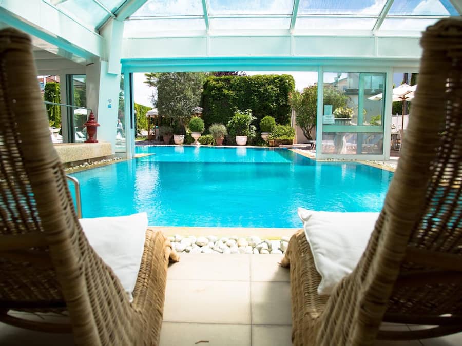 Piscina interna, piscina externa, espreguiçadeiras