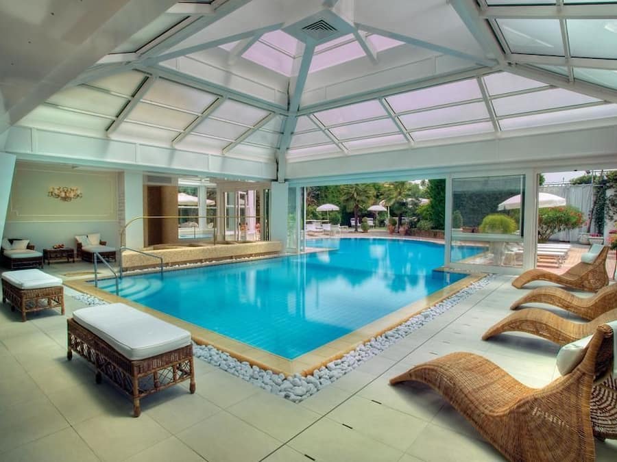 Innenpool, Außenpool, Liegestühle