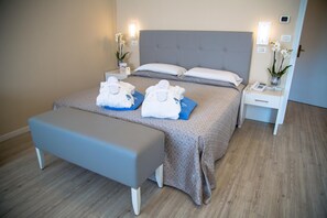 セーフティボックス (室内)、デスク、ベビーベッド (無料)、WiFi (無料)