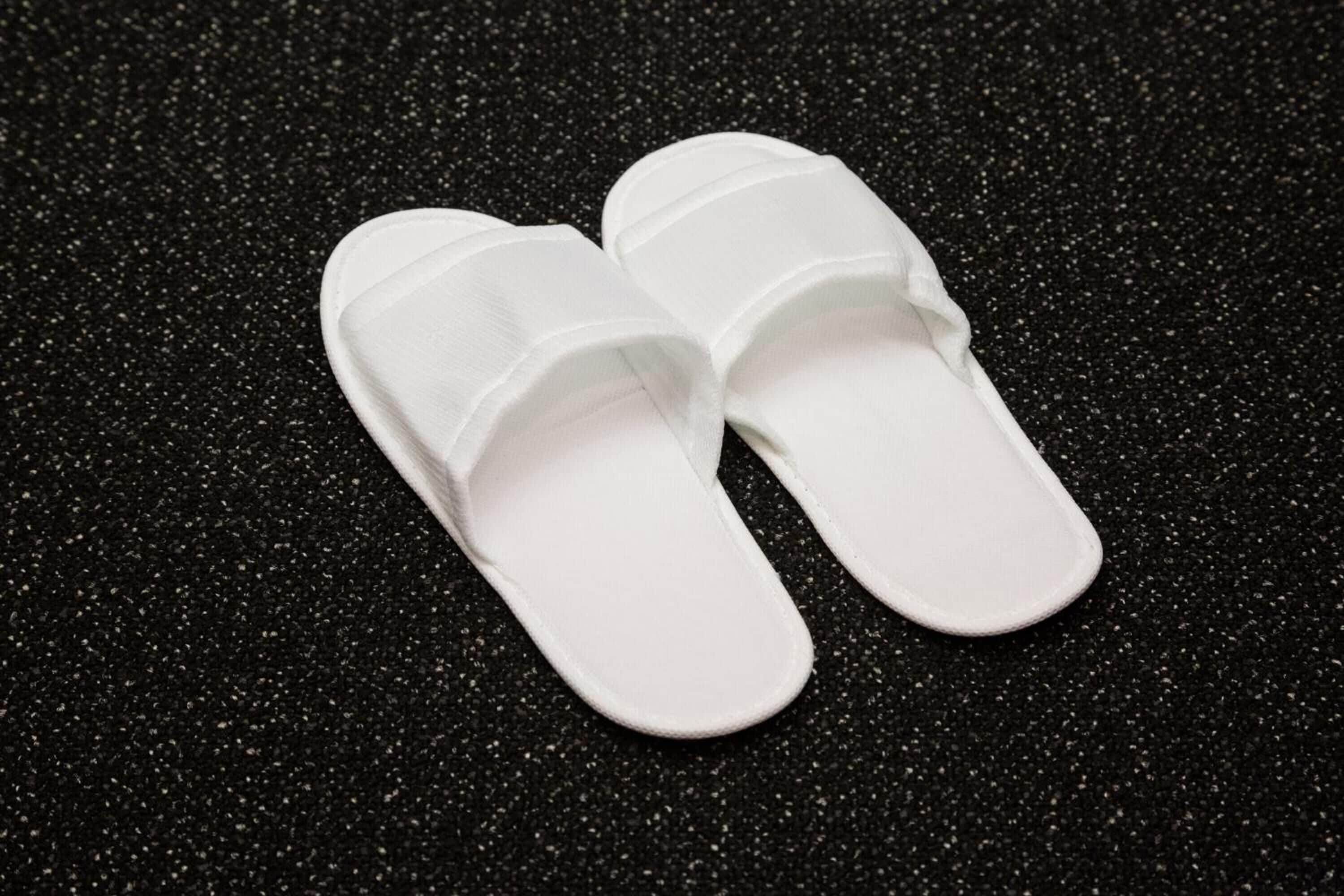 combined shower/bathtub, hair dryer, slippers, bidet