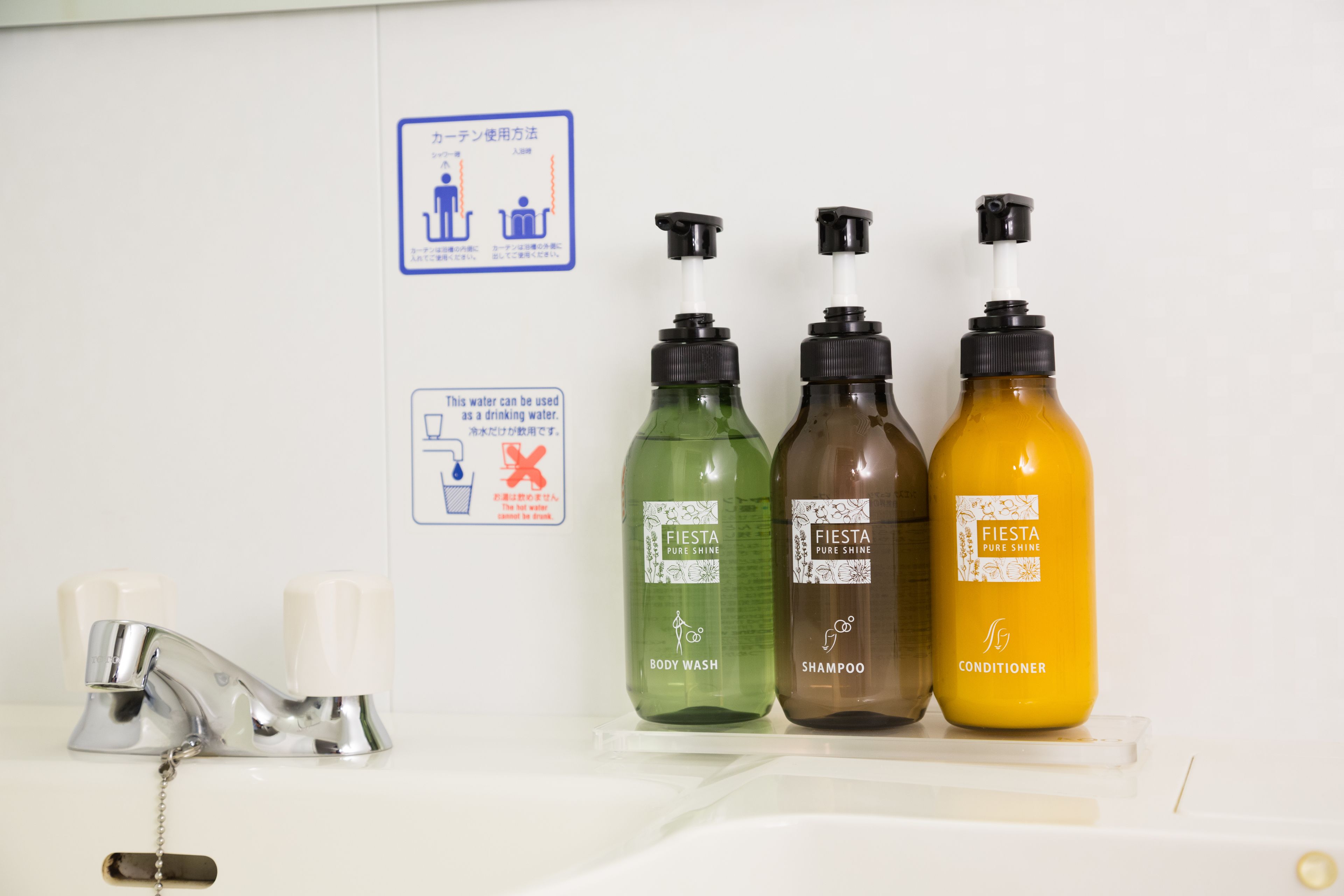 combined shower/bathtub, hair dryer, slippers, bidet