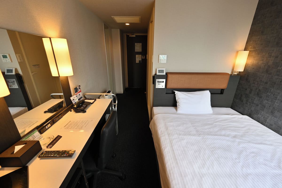 Geluiddichte muren, een strijkplank/strijkijzer, gratis wifi, beddengoed