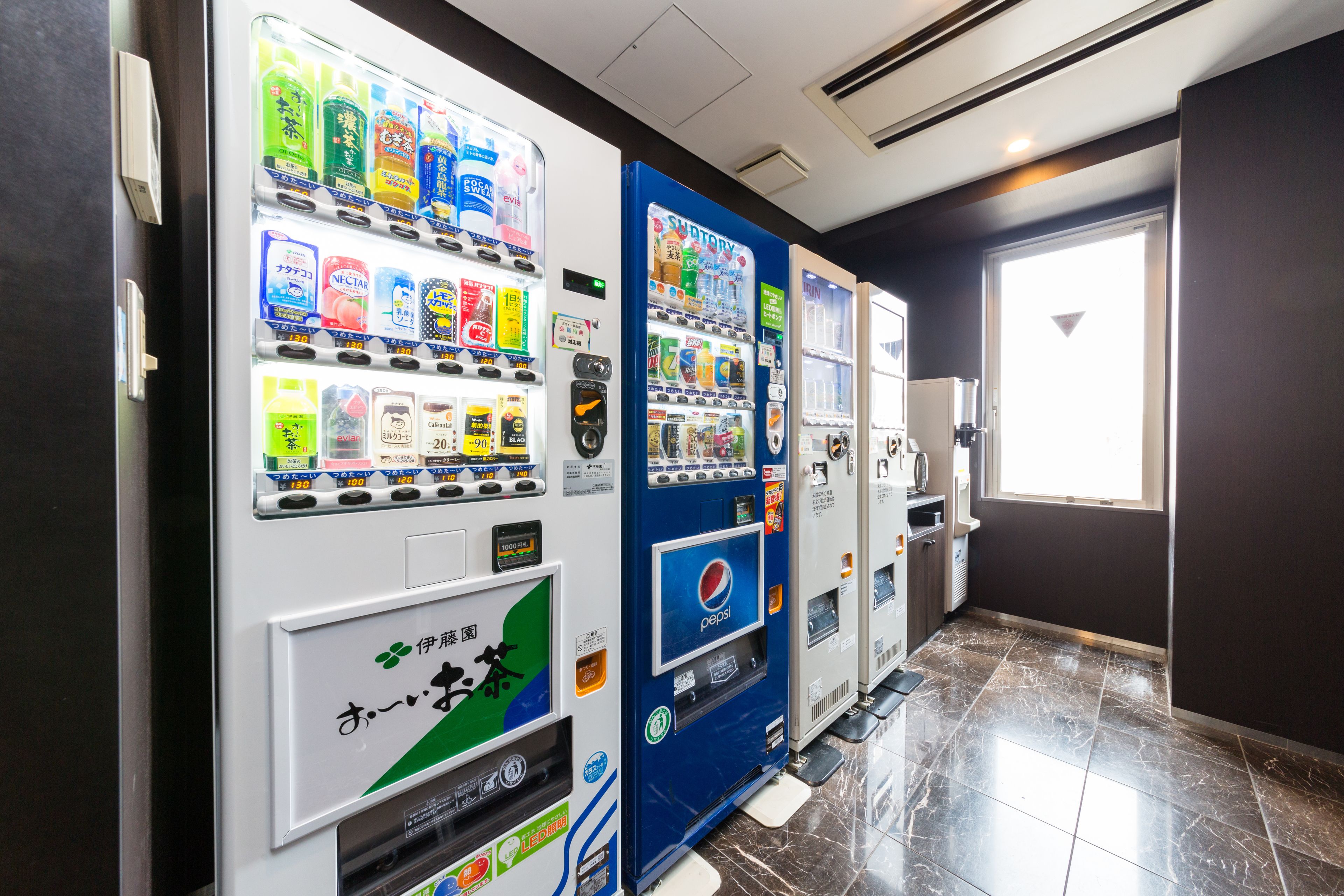 ตู้ขายสินค้าแบบหยอดเหรียญ