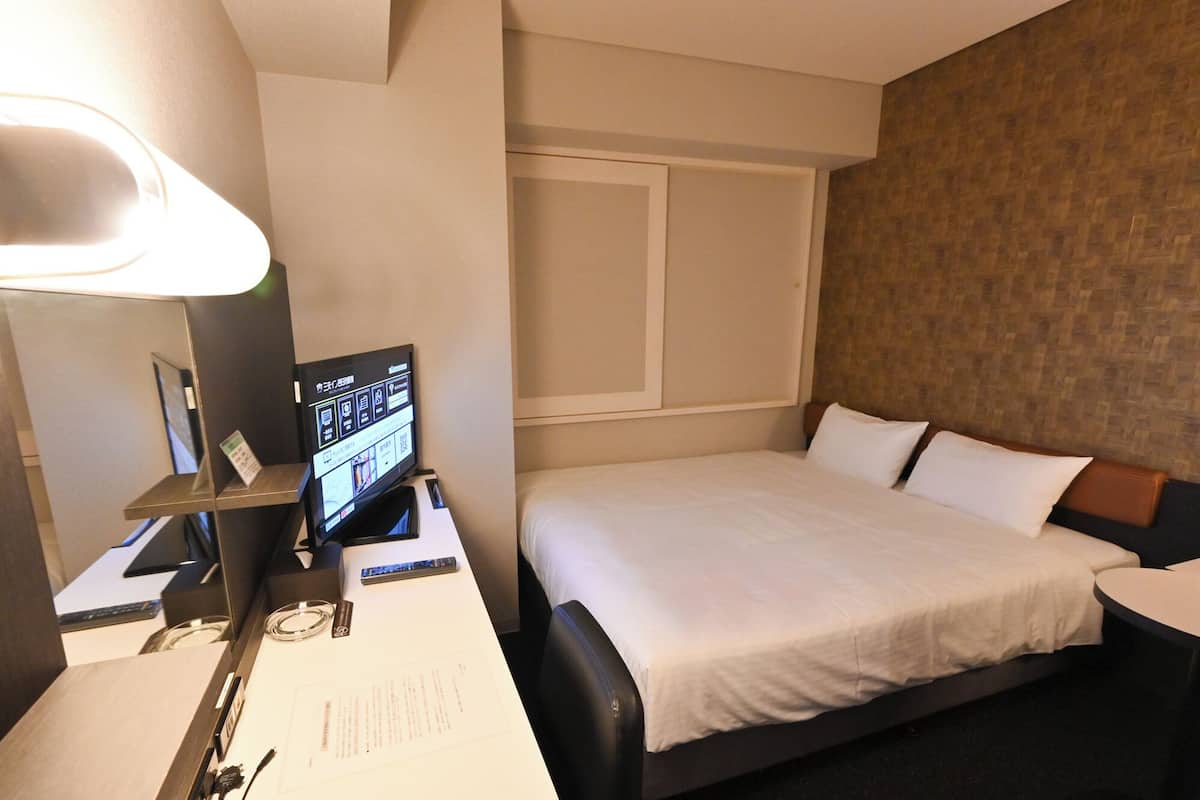 Geluiddichte muren, een strijkplank/strijkijzer, gratis wifi, beddengoed