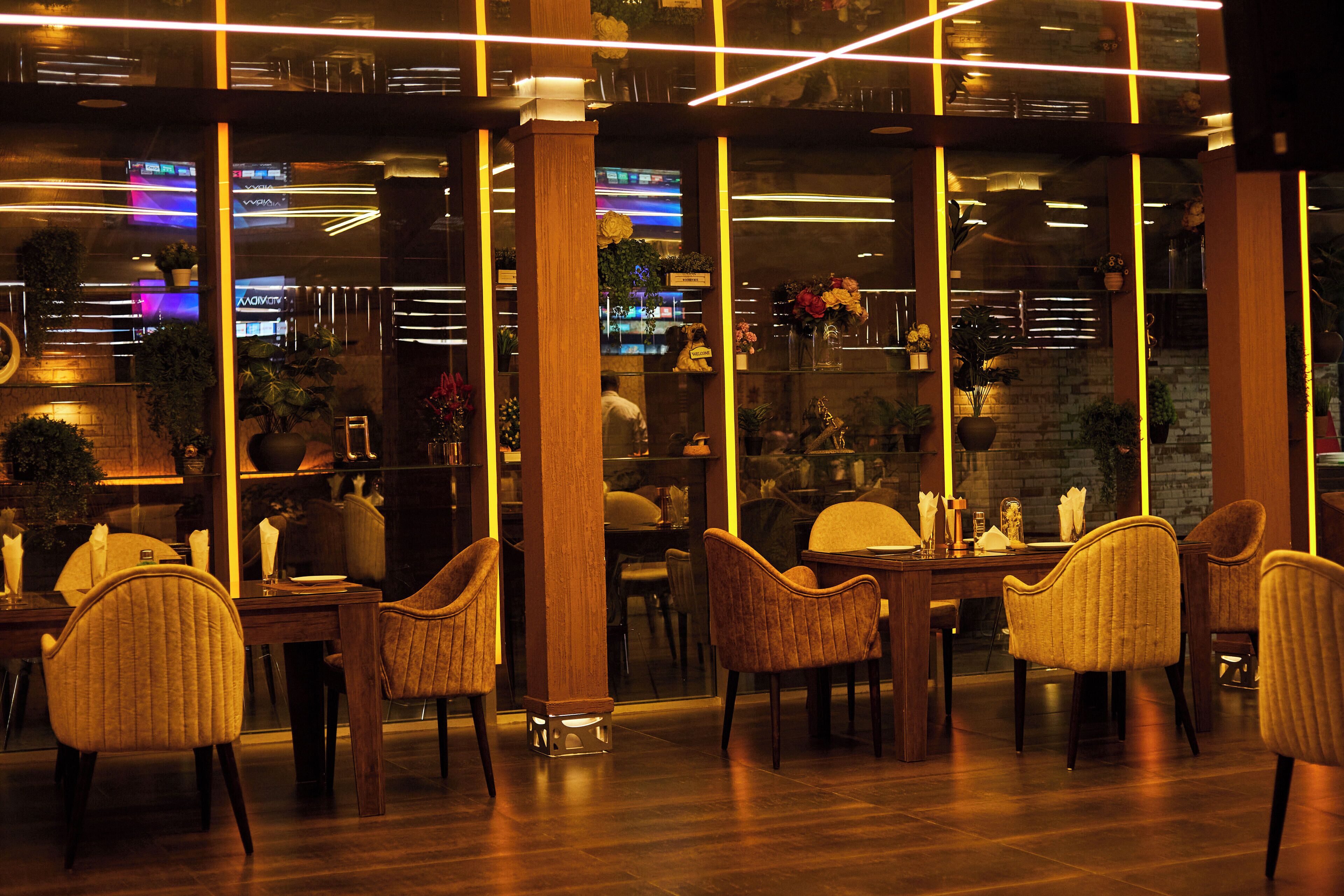 Ph ục vụ bữa trưa và bữa tối, món địa phương và quốc tế 