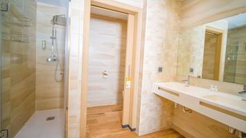 مستلزمات مجانية للعناية الشخصية، مجففات شعر، مناشف، صابون