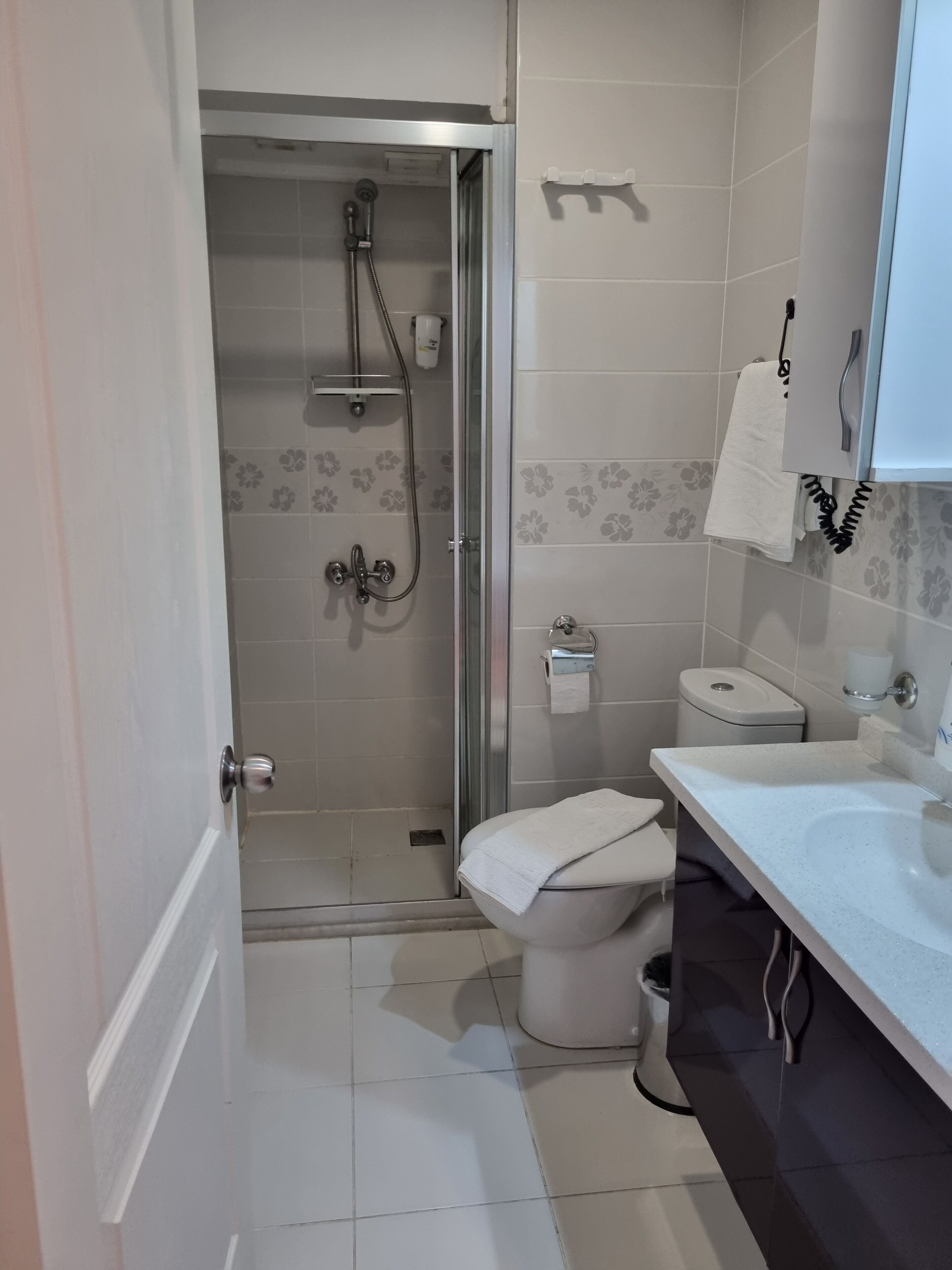 comfort quadruple room, 2 bedrooms, non smoking, sea view | bathroom | shower, free toiletries, hair dryer, slippers