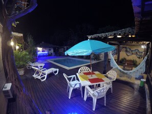 Outdoor pool, pool umbrellas, sun loungers - Morada do Sol Guest House (Búzios)