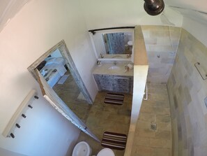 Suíte (Ohana) | Banheiro | Produtos de toalete grátis, secador de cabelo, toalhas de banho