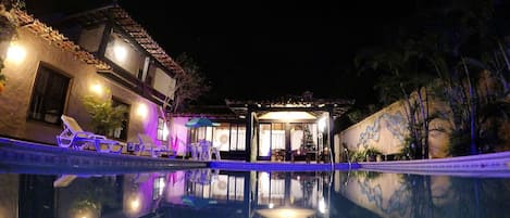 Piscine extérieure, parasols de plage, chaises longues