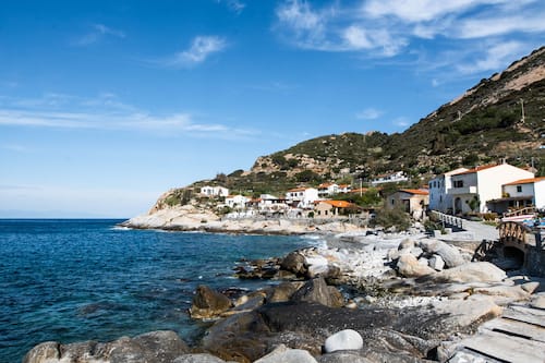 Playa en los alrededores y sombrillas