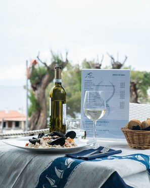 Déjeuner et dîner servis sur place, spécialités Cuisine locale