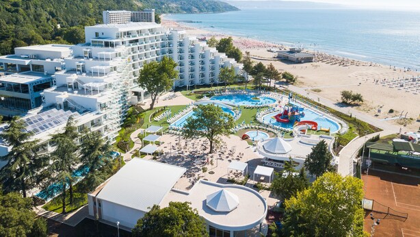 A resort with multiple swimming pools, a beach, and a tennis court. - MARITIM Paradise Blue Hotel & Spa (Albena)