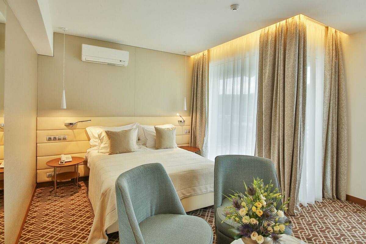 executive double room | 1 bedroom, minibar, in-room safe, desk