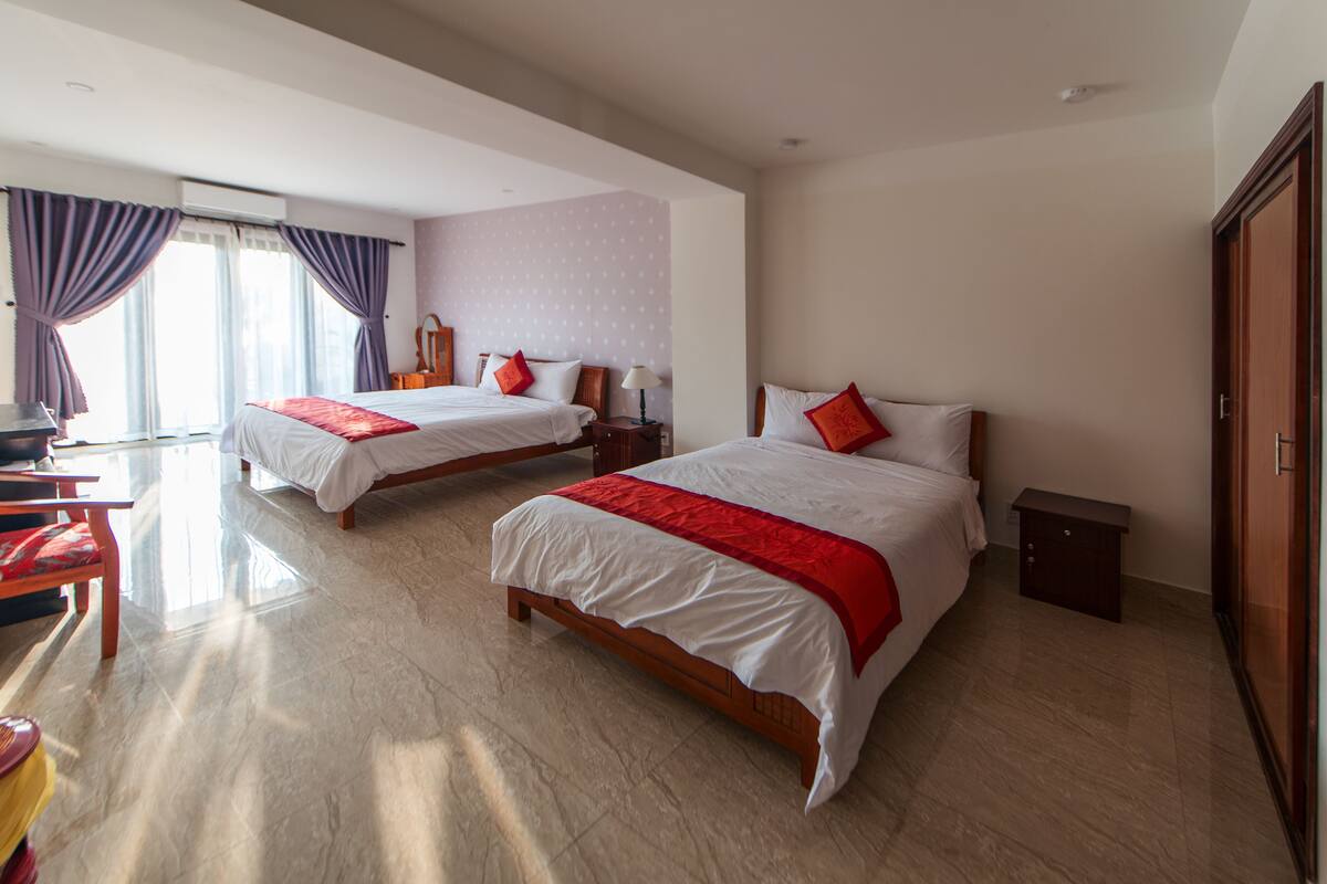 Family Room, Garden View | Minibar, desk, blackout drapes, soundproofing