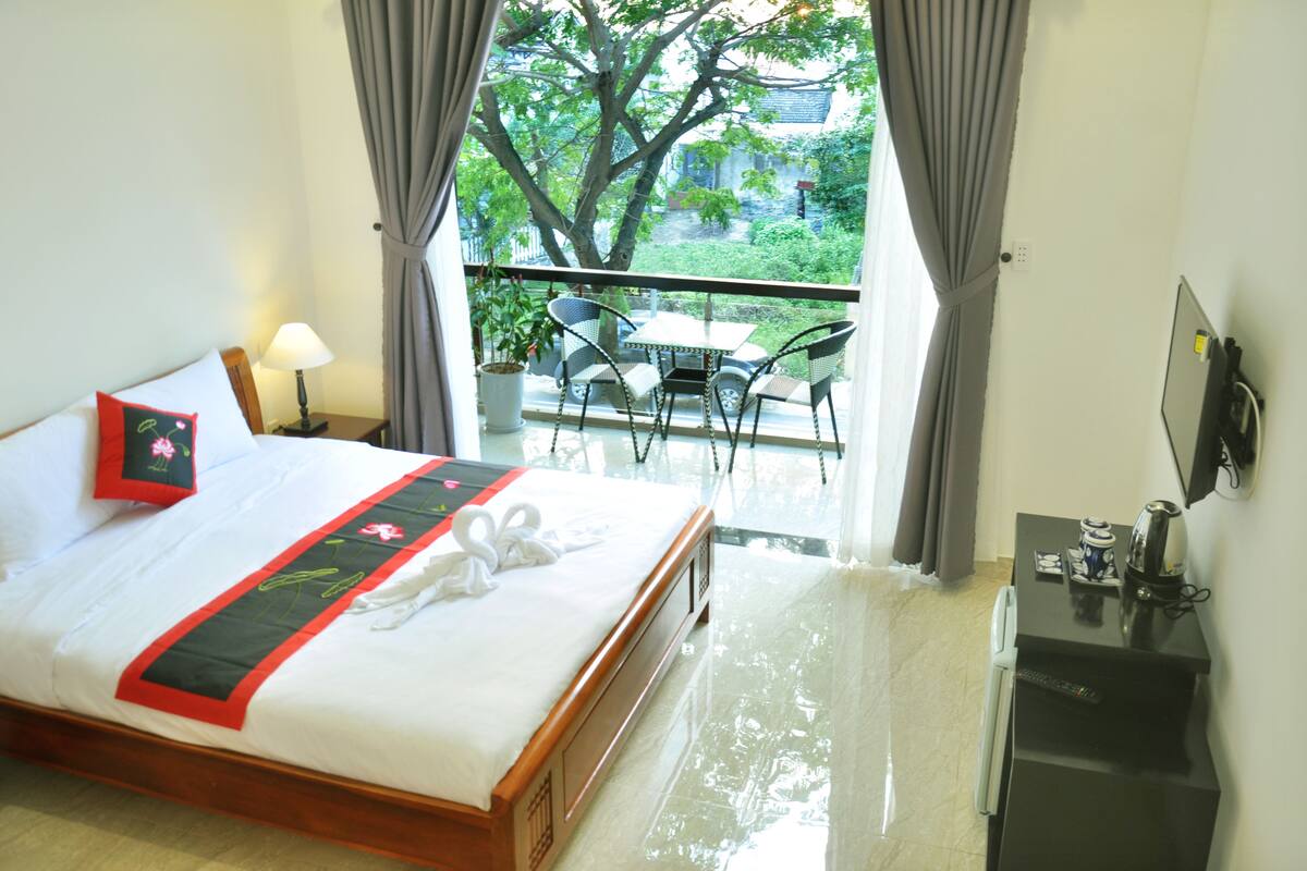 Superior Double Room, 1 Bedroom, City View | Minibar, desk, blackout drapes, soundproofing