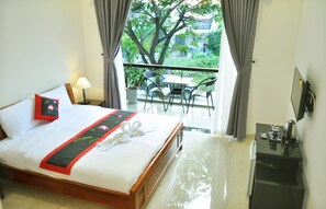 Superior Double Room, 1 Bedroom, City View | Minibar, desk, blackout drapes, soundproofing - Bi's House Homestay (Da Nang)