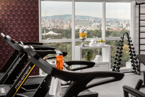 A gym with treadmills, a water bottle, and a dumbbell rack. - Intercity Porto Alegre Cidade Baixa (Porto Alegre)