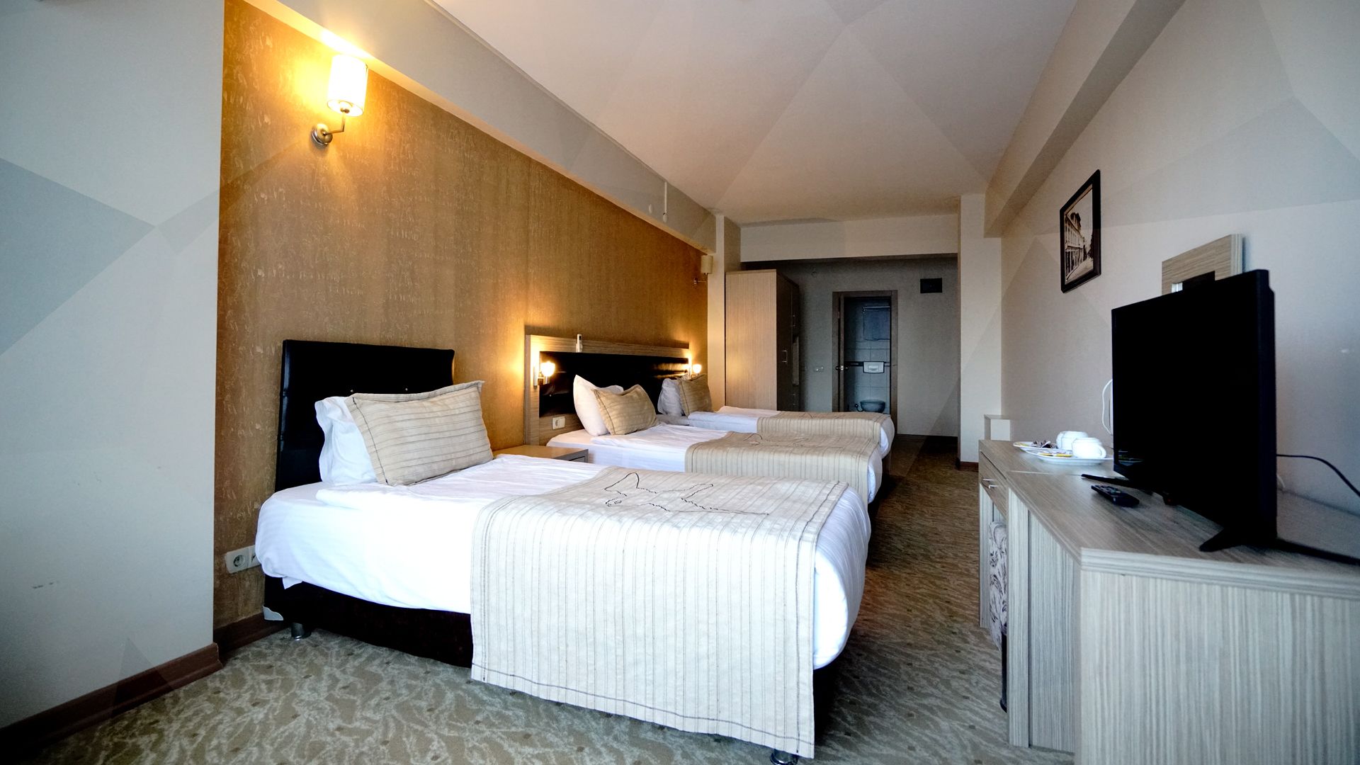 Standard Triple Room | Desk, laptop workspace, soundproofing, iron/ironing board