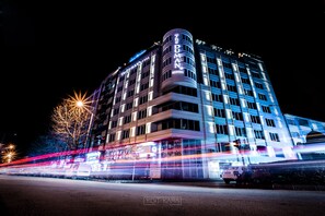 Fassade der Unterkunft – Abend/Nacht