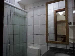 Apartamento, sacada (Kitnet) | Banheiro | Chuveiro, toalhas de banho
