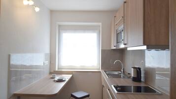 Apartamento empresarial | Cozinha privada | Geladeira, micro-ondas, cooktop, cafeteira/chaleira