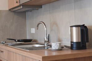 Réfrigérateur, micro-ondes, plaque de cuisson, cafetière/bouilloire