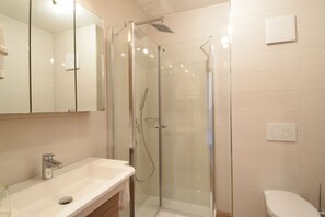 Business Apartment | Bathroom