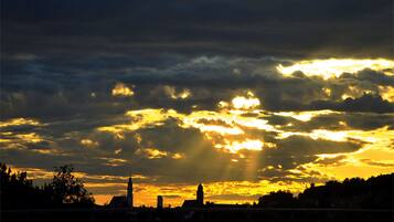Un horizonte urbano al atardecer, con edificios destacados recortados contra un cielo vibrante.