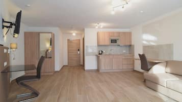 Superior Apartment | Living area | 40-inch flat-screen TV with cable channels, TV