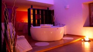 皇家套房, 三溫暖 (Tantra) | 浴室 | 淋浴設備、免費盥洗用品、吹風機、坐浴桶