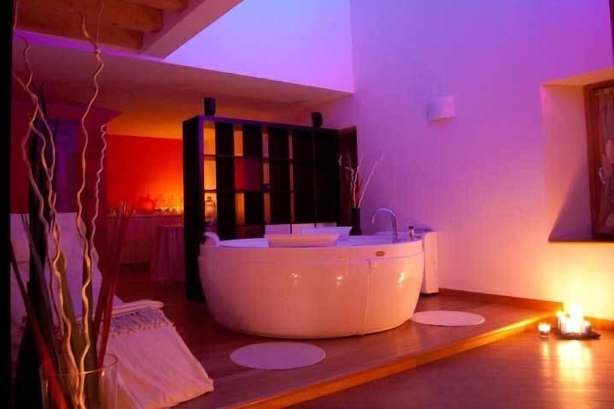 Phòng Suite Royal, phòng tắm hơi (Tantra) | Phòng tắm | Buồng tắm vòi sen, đồ dùng nhà tắm miễn phí, máy sấy tóc
